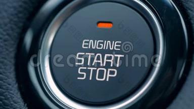 一个人按下按钮启动和停止汽车发动机，关闭。